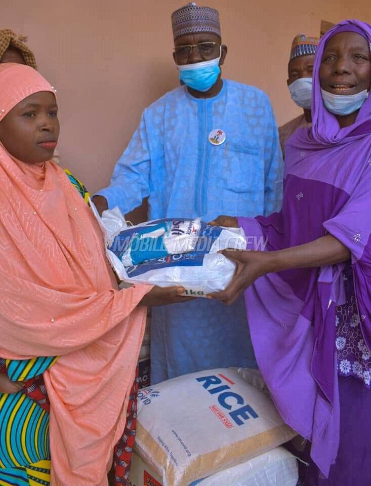 KatsinaC's tweet photo. AN KADDAMAR DA RABA TALLAFIN CORONAVIRUS (COVID-19) KARO NA UKU A KARAMAR HUKUMAR DUTSI.
A ranar Lahadi 21/02/2021 Kwamishinan ma'aikatar yada labarai na Jihar Katsina Hon. Abdulkareem Yahaya Sirika ya kaddamar da raba kayan tallafi.https://t.co/rw3YRi53f2 https://t.co/3dFFU9jibd