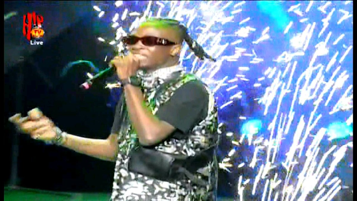 eugenezy's tweet photo. DJ Neptune, Joeboy and Laycon performing Nobody #14thHeadies https://t.co/LlgMhSr6Rn