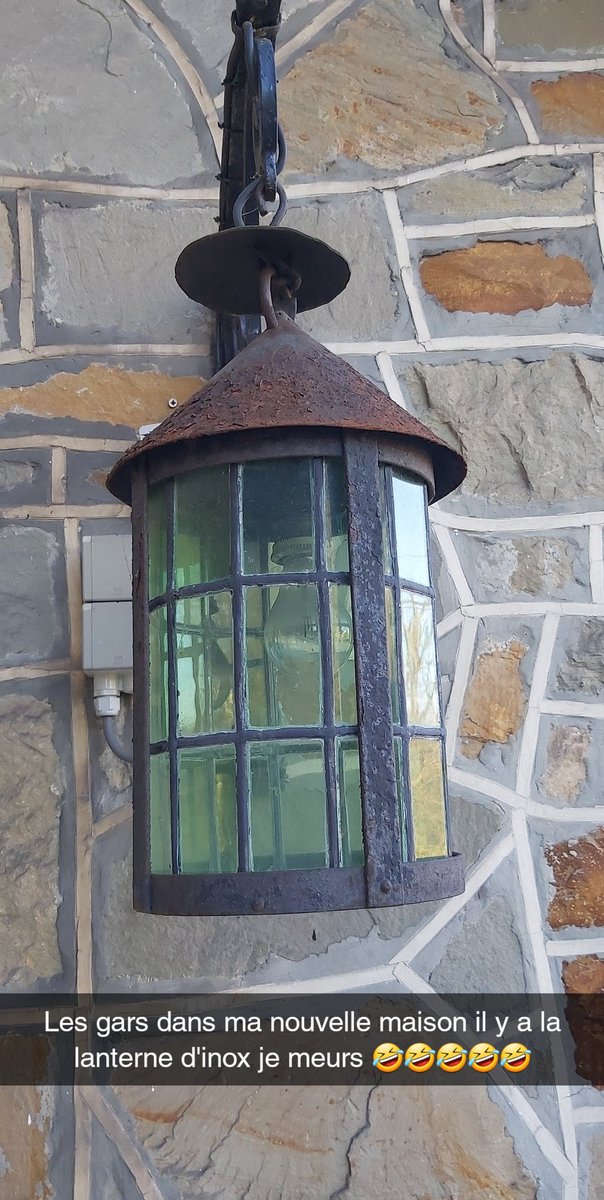 CLeruitte's tweet image. Quand tu déménages et que tu te rends compte que la lanterne d'inox est accroché à la façade de ta nouvelle maison 😂😂 @valouzz_ @Inoxtag