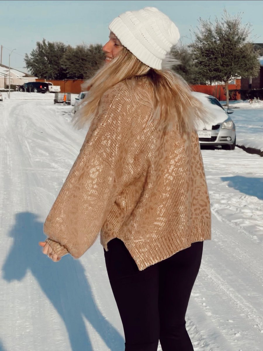 Faith_Melone's tweet photo. 🤩i’ll never get over the excitement of looking out the window and seeing falling snow❄️ https://t.co/sfUa0Fx6z2