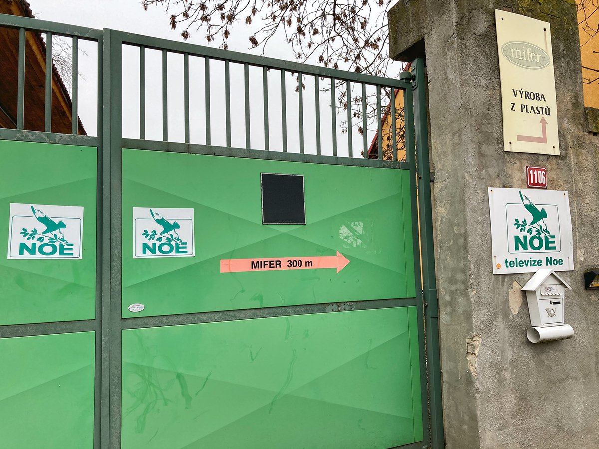 m_Nevesta's tweet photo. Dnešní výlet zahrnoval:
Mimořádně nekosteloidní kostel. Za plotem.
Podivný plakát s nezjištěným sdělením.
Sídlo televize Noe.
Okamurův domeček.
O estetičnu se dá diskutovat, ale moje potřeba podivností byla zcela naplněna 🥰
#objevujPrahu https://t.co/DqEBHKDUvj