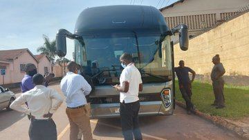 AfricaFactsZone's tweet image. Uganda produces its first ever diesel bus.

The bus consumes only 22 litres every 100kms, and it has a tank that stores 500 litres. It can go 2,000km with no need to refuel.

The current buses on market in Uganda use 38 litres per 100kms.