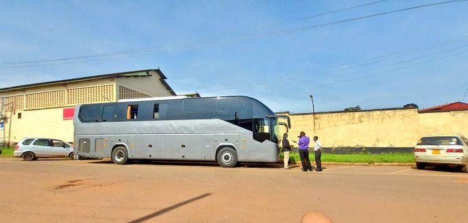 AfricaFactsZone's tweet image. Uganda produces its first ever diesel bus.

The bus consumes only 22 litres every 100kms, and it has a tank that stores 500 litres. It can go 2,000km with no need to refuel.

The current buses on market in Uganda use 38 litres per 100kms.