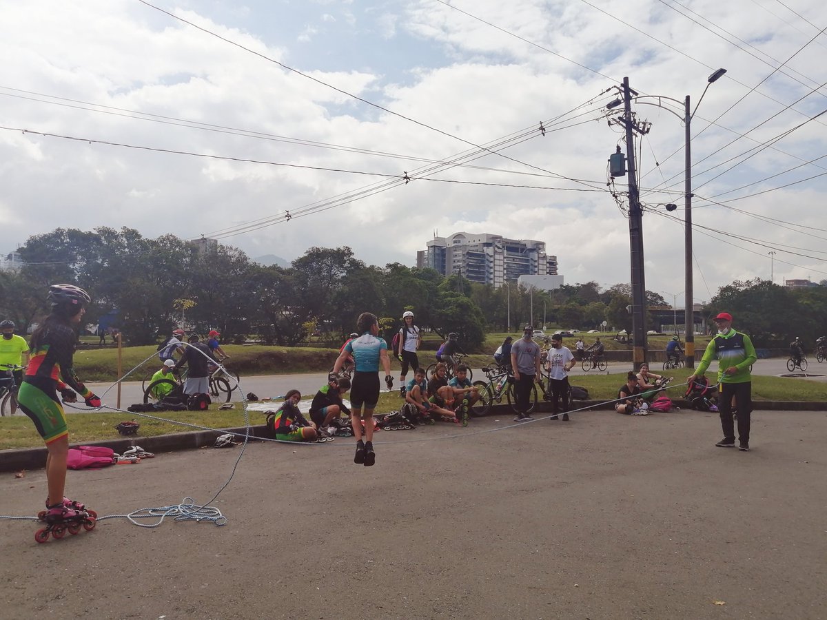 camilaramirezci's tweet photo. La recreación se siente en las ciclovias 🚴‍♀️🏃‍♂️⛸️🕺🏾🥳, sector la Macarena #ElINDERSeSiente 
 @INDERMEDELLIN @DianaToroZ @JaimeVillayepe3 @franciamolina_ @ConyGomez07 https://t.co/1cIEbdR7Sz
