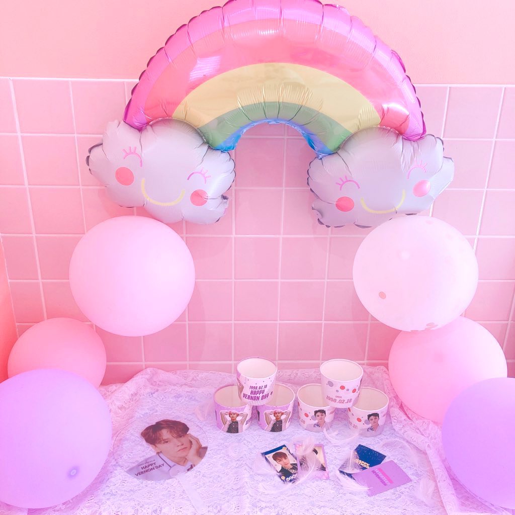 #バーノン さん飾り付けは
本日が最終日です😭

18:00〜飾り付けのL判写真を
下記に加えて配布致します

💗先着特典　透明うちわは
たくさんございますので
安心してご来店下さい

💗カップホルダー 2種
💗トレカ 2種

<a href="/limetime98218/">LIME TIME</a> 様

#VERNON #버논  #최한솔
#세븐틴　#CARAT