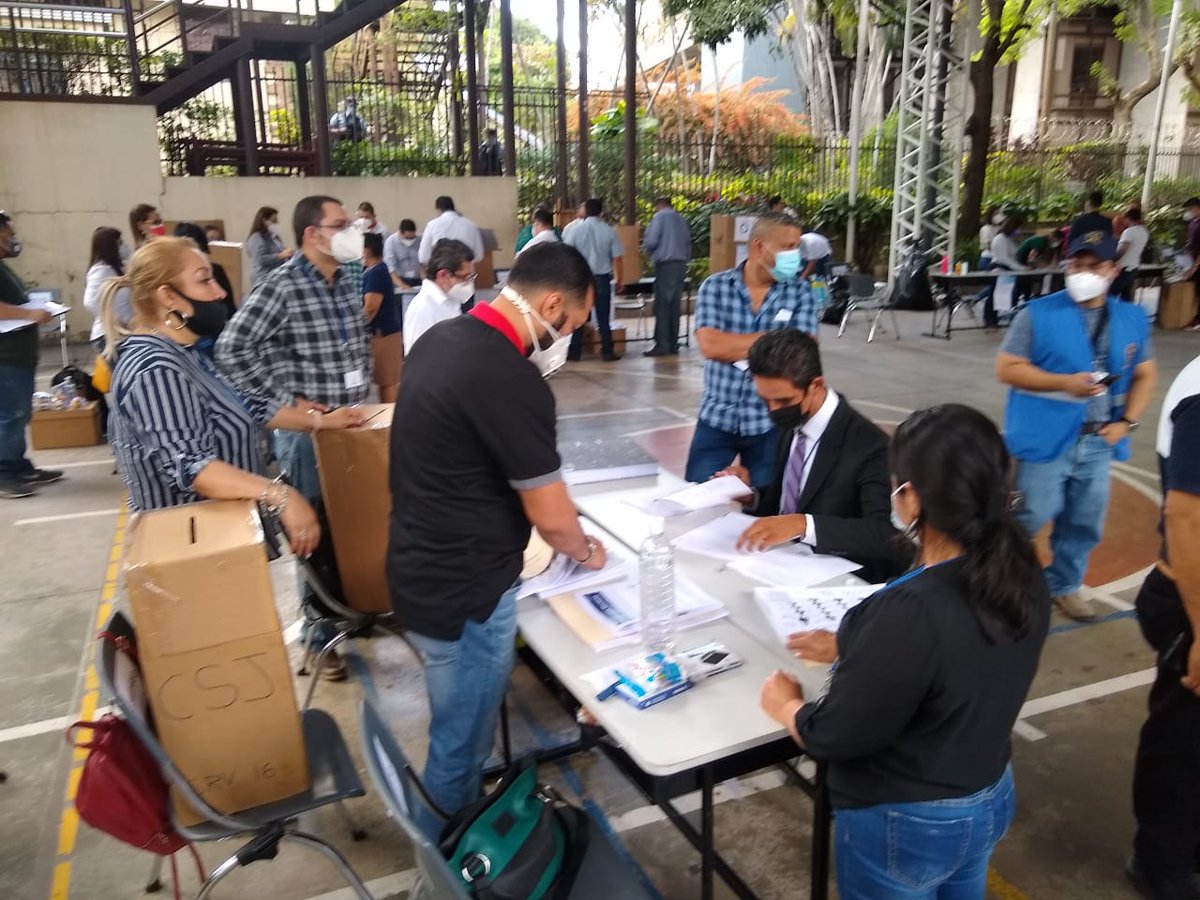 ObservatorioAC1's tweet photo. Ya finalizó la votación de la elección a magistrados de la CSJ. En estos momentos comienza el escritunio.
Cc. @fedaes2021 @CiudadanaAccio1 
#ObservatorioAC https://t.co/vAKy5x6hsm