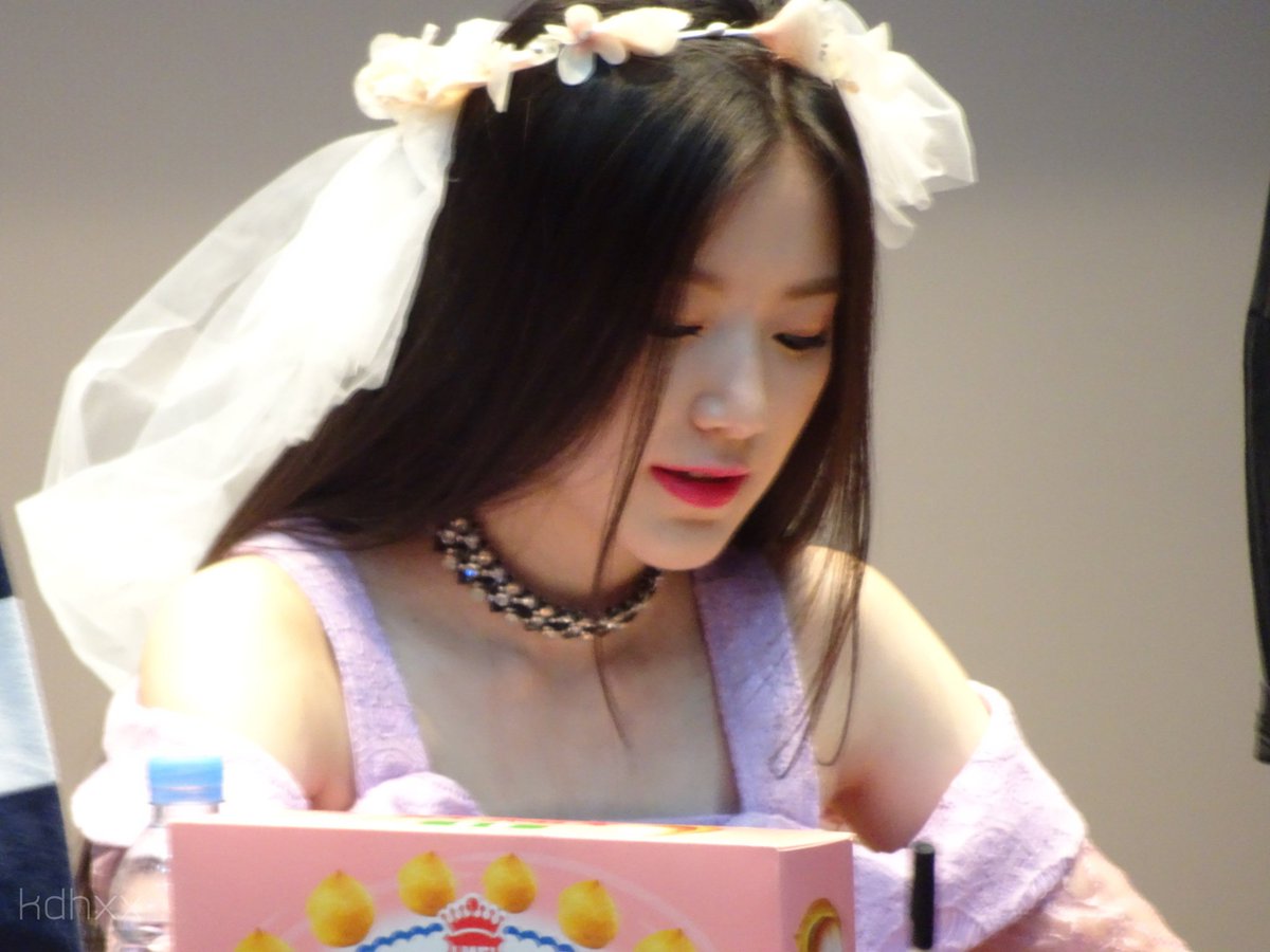 virtuaIorigins's tweet photo. Nanami fue con todo para el #MackDebut, y cuando decimos con todo, es que hasta fue vestida con un velo de novia y papeles de matrimonio, esperando que Mack le dé el sí. This is her #FirstTimeWithMack and she's really enjoying the rollercoaster! 🎢 https://t.co/0hh79s5kh9