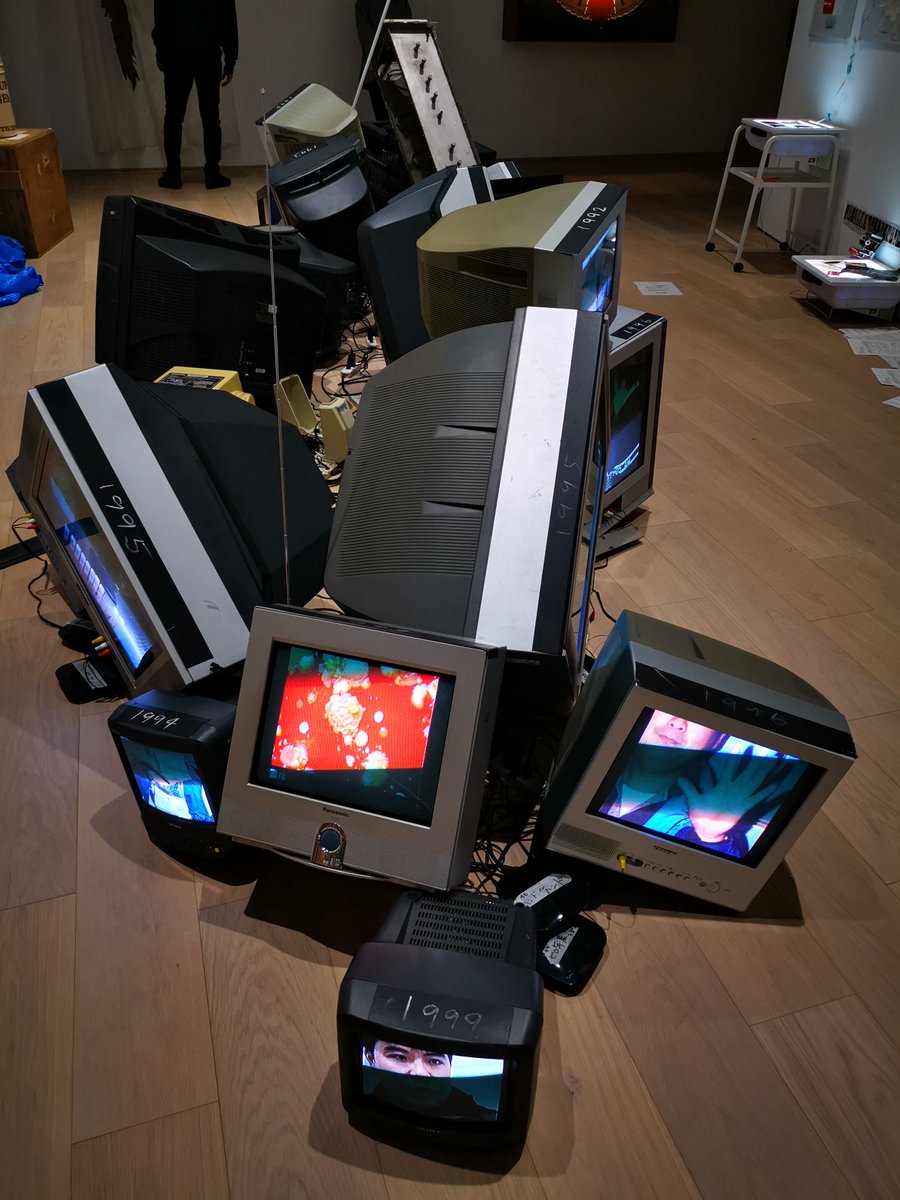 Uzivatel 惹起一休 Na Twitteru うたかたと瓦礫 は英語だと Bubbles Debris で語呂がよい 京セラ美術館 京都市美術館 は 古い建物の一部を覆うようにリニューアルしたんかな 四角い雨樋がかっこよい 緑青がついてないほうが 作り直した雨樋か