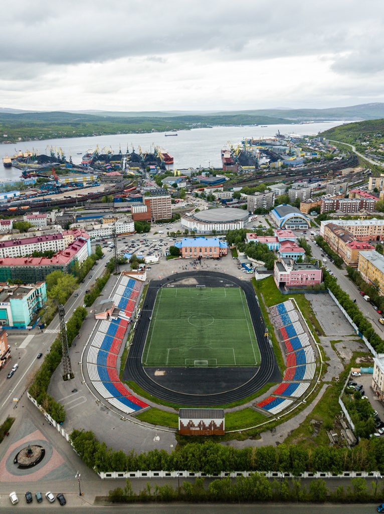 FutMaps's tweet photo. Postales del estadio del Sever Murmansk, un equipo de la tercera división rusa que juega sus partidos a metros de uno de los puertos más importantes del país 🇷🇺🚢 https://t.co/GX87x5mliL