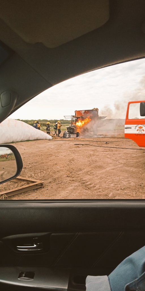 elias_fontana's tweet photo. Hoy se arranco con la pata izquierda. Desgracia con suerte. El personal está bien. Hoy se fue el mejor tractor que tuvimos. #Deutz #Ax80 #tambos https://t.co/jn3pVxdYt0