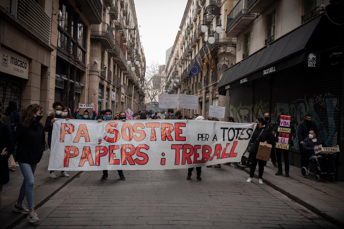 MutuP9's tweet photo. Exito rotundo de las Xarxes d'Aliments i de Suport Mutu. Esto no es más que el principio de un potente movimiento social en Cataluña. El pueblo ha tomado las calles y arderán hasta que todas tengamos tengan pan, trabajo y techo. Y papeles!
#interxarxesBCN #vidaabansquecapital https://t.co/oY2F4A3EOD