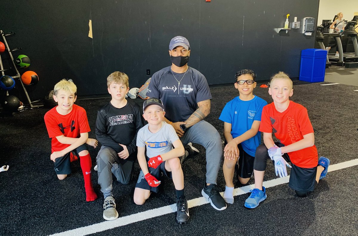 QBimpact's tweet photo. #TinyGuns Sunday Throwing session with Coaches @CoachGeorge5 and Jared Rayburn

#3StepDropFundamentals #QBi #Balance #Carriage #Discipline  @DeeganBrakebill @DevinChatman09 https://t.co/QQvh4FwP8C