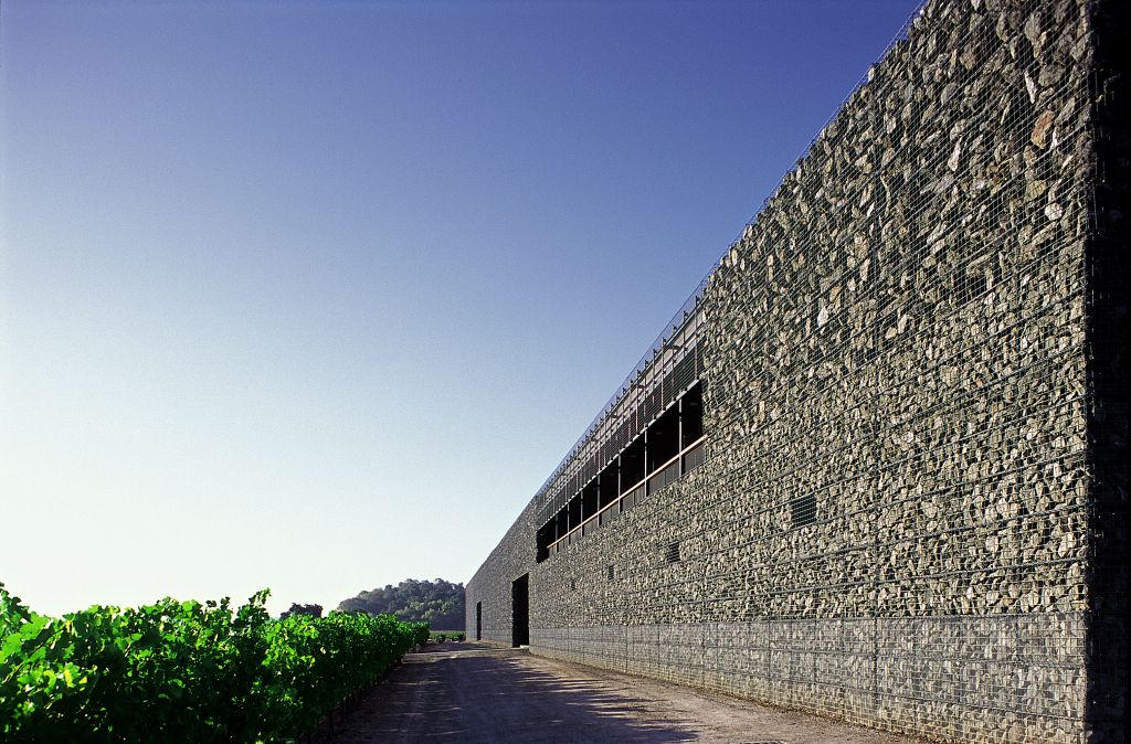 Speedmaster72's tweet image. #brutalmonday 
Herzog &amp;amp; de Meuron: Bodegas Dominus (Yountville. 1998).

El clima en el valle de Napa es extremo: muy caluroso de día, muy frío de noche. Se usaron gaviones para crear diferentes grados de transparencia y matizar así el paso de la luz y aislar del calor y el frío.