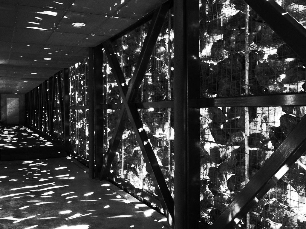 Speedmaster72's tweet image. #brutalmonday 
Herzog &amp;amp; de Meuron: Bodegas Dominus (Yountville. 1998).

El clima en el valle de Napa es extremo: muy caluroso de día, muy frío de noche. Se usaron gaviones para crear diferentes grados de transparencia y matizar así el paso de la luz y aislar del calor y el frío.