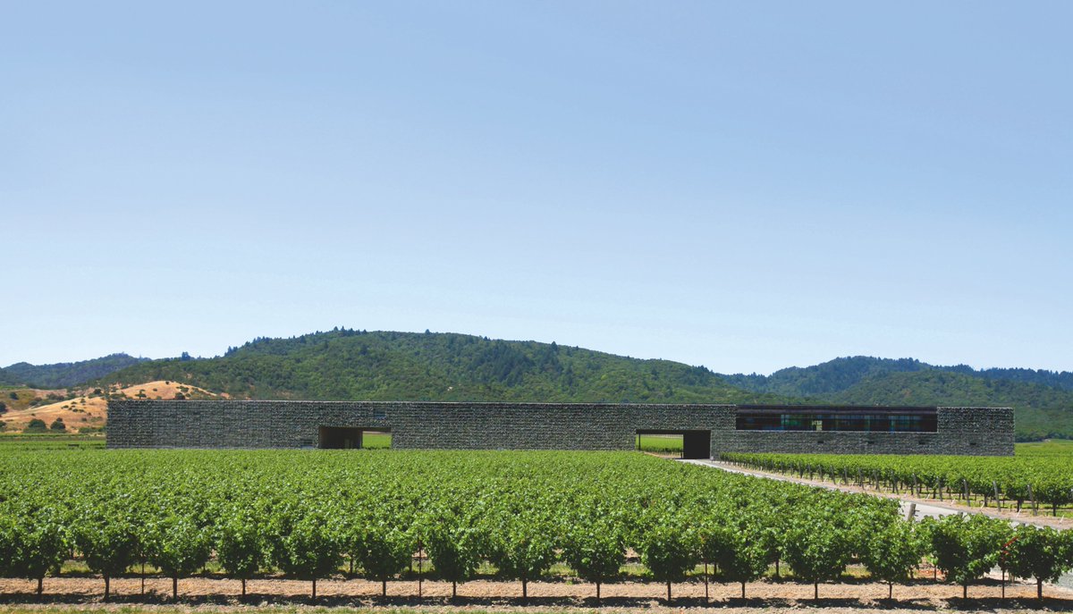 Speedmaster72's tweet image. #brutalmonday 
Herzog &amp;amp; de Meuron: Bodegas Dominus (Yountville. 1998).

El clima en el valle de Napa es extremo: muy caluroso de día, muy frío de noche. Se usaron gaviones para crear diferentes grados de transparencia y matizar así el paso de la luz y aislar del calor y el frío.