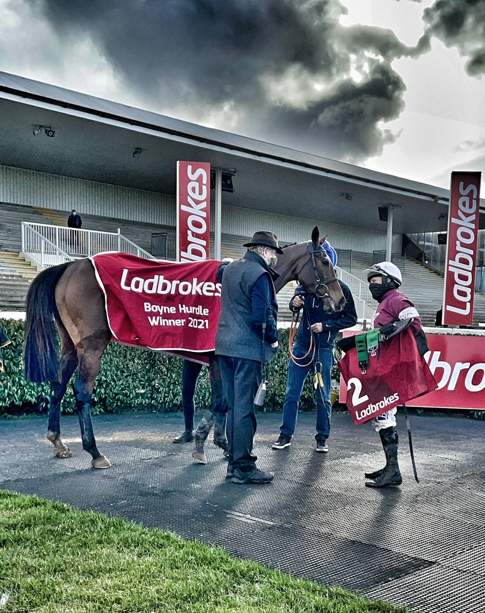 Beacon Edge winner of the @Ladbrokes Ireland Boyne Hurdle G2 with @tuvastables and @swflanagan7 #gigginstownhousestud in @NavanRacecourse today #amateurphotography #equine #horseracingireland #meath