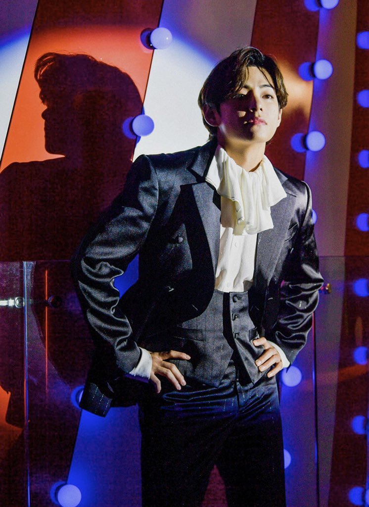 spidergukie's tweet image. O CENÁRIO DO HOBI EM FAKE LOVE SÓ TEM ARTIGOS DE &amp;gt;&amp;gt;CIRCO&amp;lt;&amp;lt; E ESSAS FOTOS SAÍRAM DOS MENINOS CALMA EU TO FICANDO PARANÓICO BIGHIT VEM AQUI