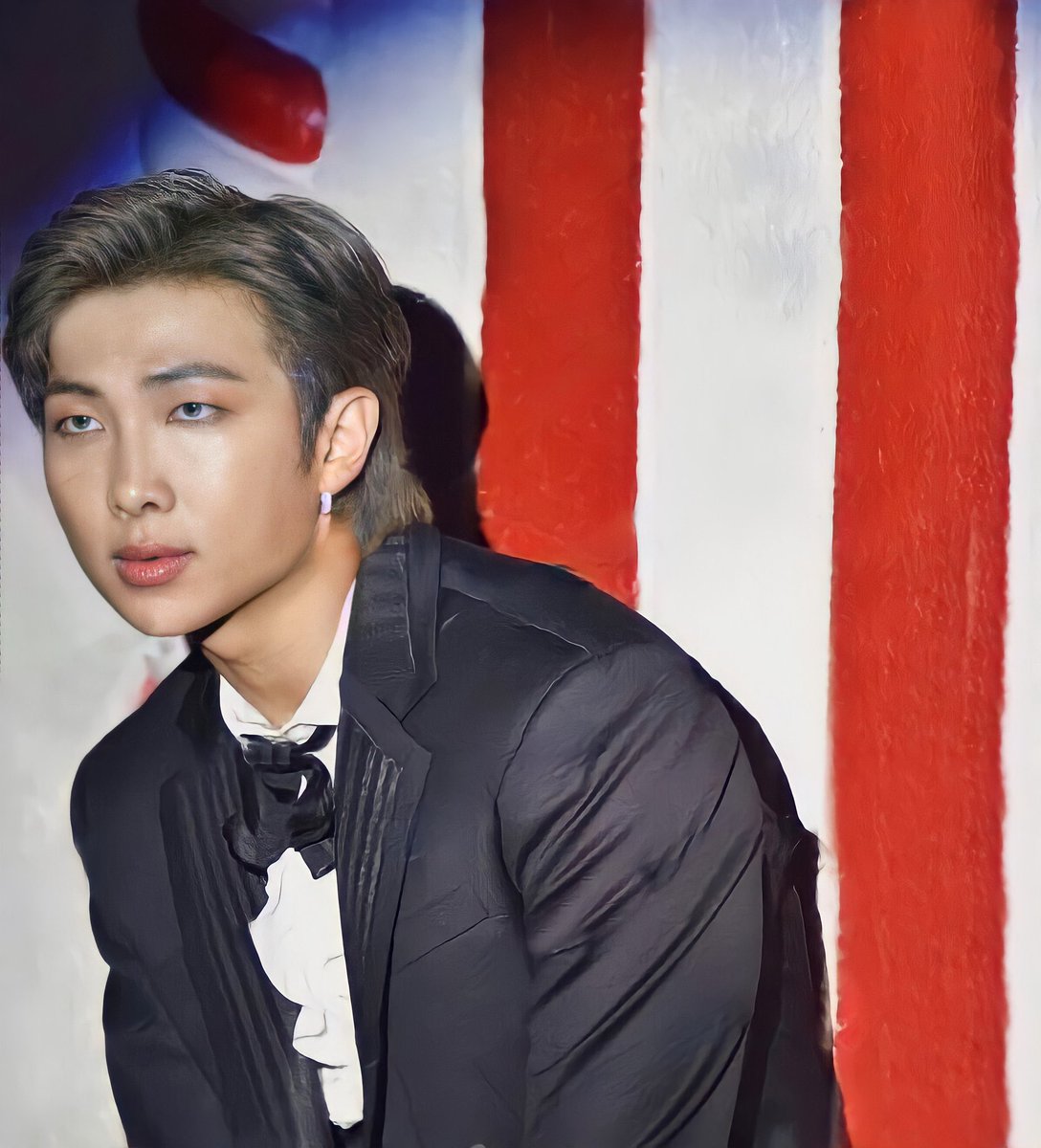 spidergukie's tweet image. O CENÁRIO DO HOBI EM FAKE LOVE SÓ TEM ARTIGOS DE &amp;gt;&amp;gt;CIRCO&amp;lt;&amp;lt; E ESSAS FOTOS SAÍRAM DOS MENINOS CALMA EU TO FICANDO PARANÓICO BIGHIT VEM AQUI