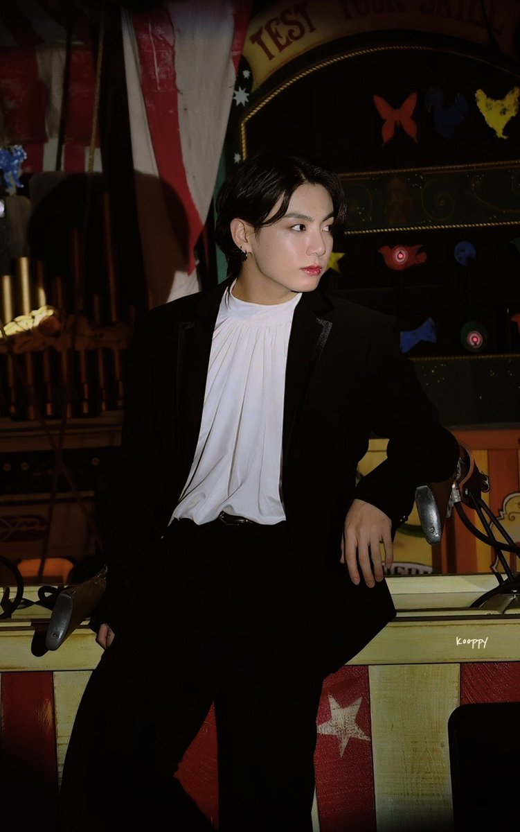 spidergukie's tweet image. O CENÁRIO DO HOBI EM FAKE LOVE SÓ TEM ARTIGOS DE &amp;gt;&amp;gt;CIRCO&amp;lt;&amp;lt; E ESSAS FOTOS SAÍRAM DOS MENINOS CALMA EU TO FICANDO PARANÓICO BIGHIT VEM AQUI