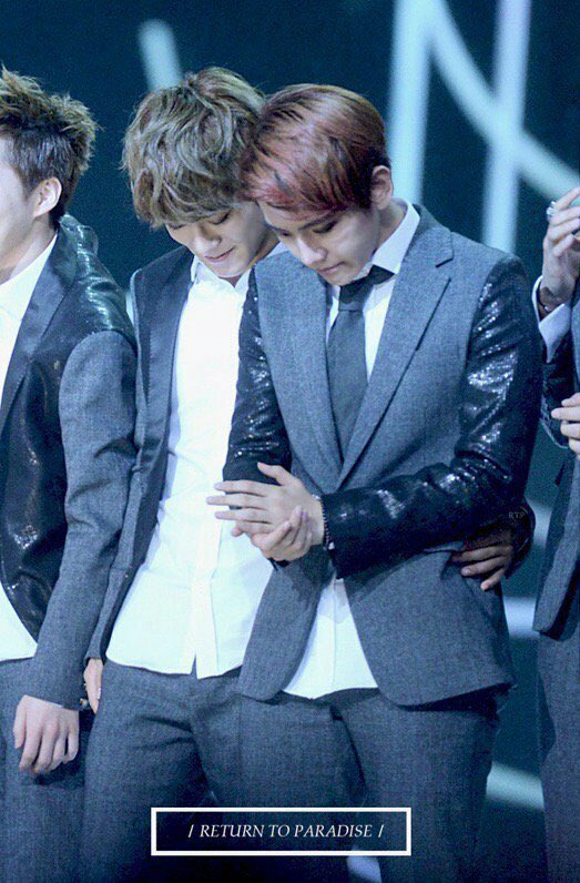 131122: Jongdae comforting Baekhyun when EXO won their first ever daesang at MAMA