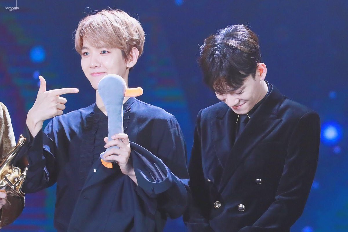 170114: Baekhyun making smile Jongdae at GDA