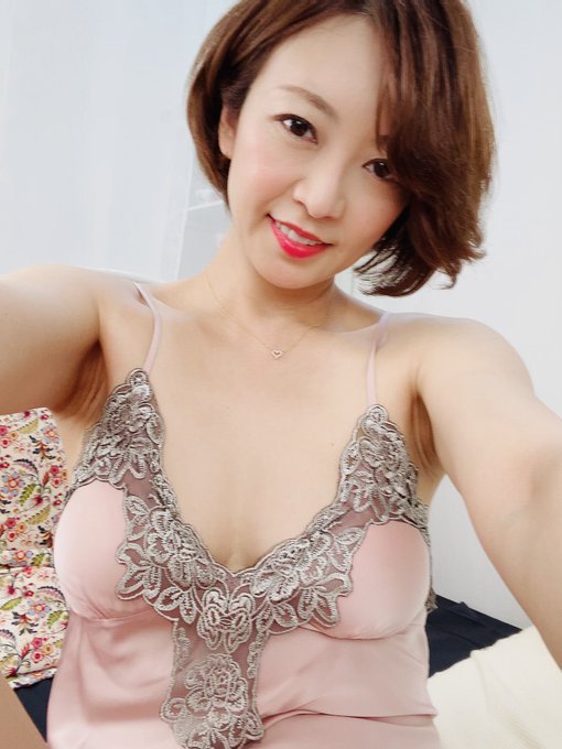 おはよん‼️  昨日の撮影会の一コマだよーっっ　　　　 わたしなんかの為にわざわざ 会いに来てくださった事が嬉しくって✨ほんとに感激でした。。 うれしみぃーっっ💕 撮影枠、埋まらなかったらどうしよう💦　ってすっごぃ心配だったし、、だからよけいに感謝でしかない🥲　 ありがとうございました😭
