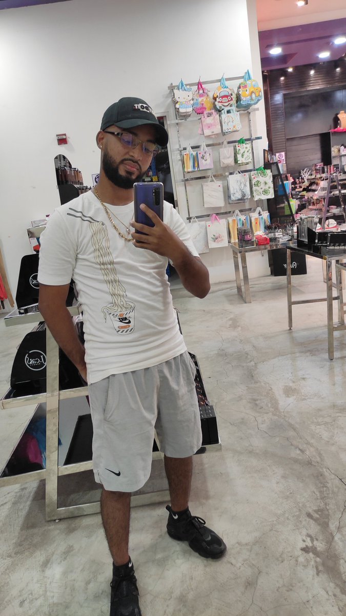 Aproveché mientras que mi novia elegía sus Maquillaje.