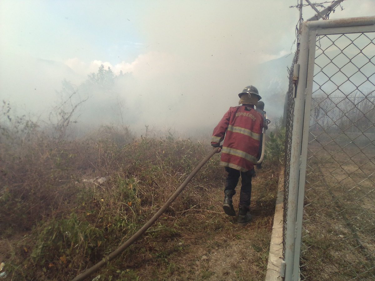 pcmbi's tweet photo. #21Feb Combate y Extinción de Incendio de Vegetación en el Urbanismo Arsenal #MBI en Conjunto con los @bomberos_aragua @bforestalesinp @Forestales_13 @BrullerbyPSUV @droopy171 @efrenochoa @PCivil_Ve @PCADREEDANCENT @PCAD_Aragua @LimonActivo https://t.co/GuVkTUNOJK