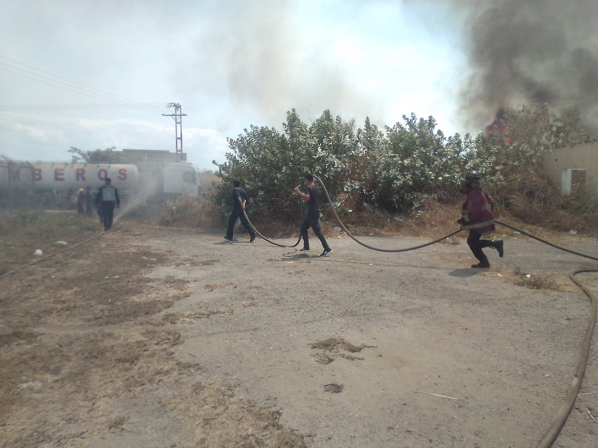 pcmbi's tweet photo. #21Feb Combate y Extinción de Incendio de Vegetación en el Urbanismo Arsenal #MBI en Conjunto con los @bomberos_aragua @bforestalesinp @Forestales_13 @BrullerbyPSUV @droopy171 @efrenochoa @PCivil_Ve @PCADREEDANCENT @PCAD_Aragua @LimonActivo https://t.co/GuVkTUNOJK