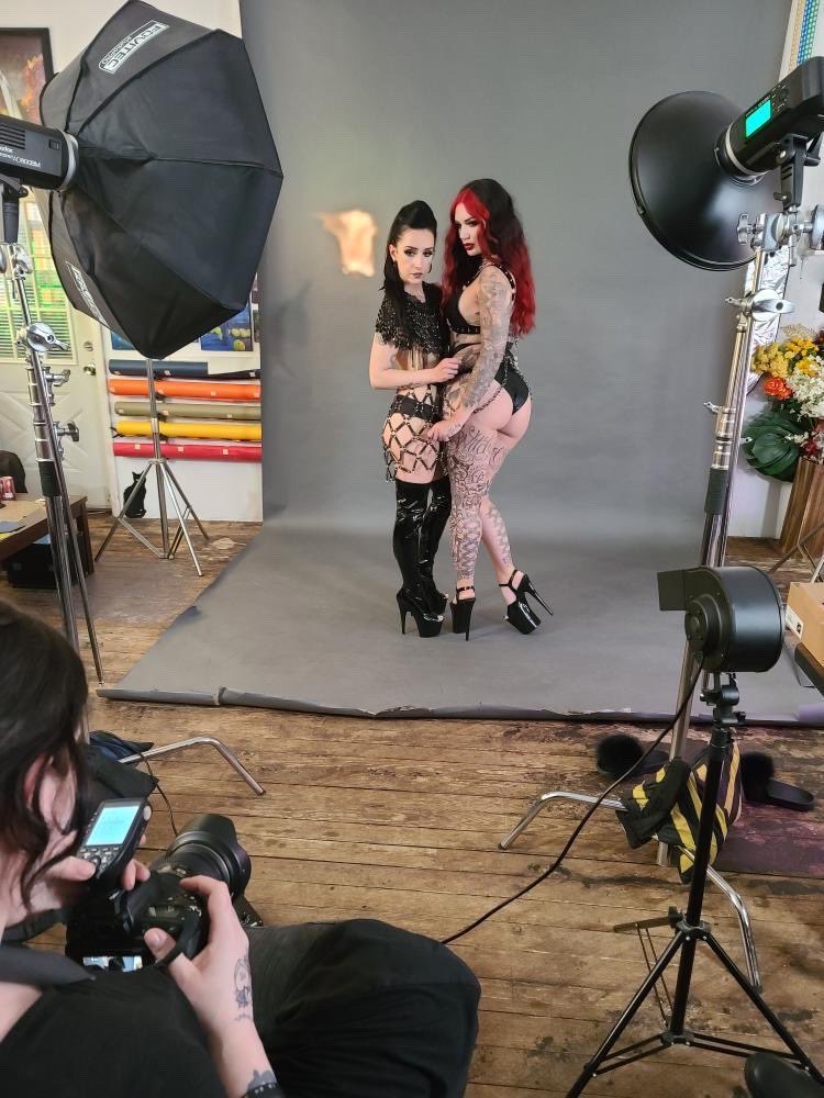 CervenaFox's tweet photo. Had so much fun at my Workshop in Dayton, Ohio yesterday! Our 10 models did so amazing and truly are beautiful inside and out!! ❤️ Photos by #wurmwoodphotography with hair by @CherieBlondell &amp; Makeup by #rubyred_fox ✨ wearing @videnoircouture #wonderlandmc98 #shopmelanoir https://t.co/UNfEymfRiZ