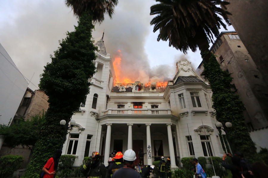 eldesconcierto's tweet photo. 🔴 Nuevo vídeo revelaría que equipo "Intra Marchas" de Carabineros incitó incendio en la Universidad Pedro de Valdivia ➡ https://t.co/eegp367EtV https://t.co/nfPRkA07PE