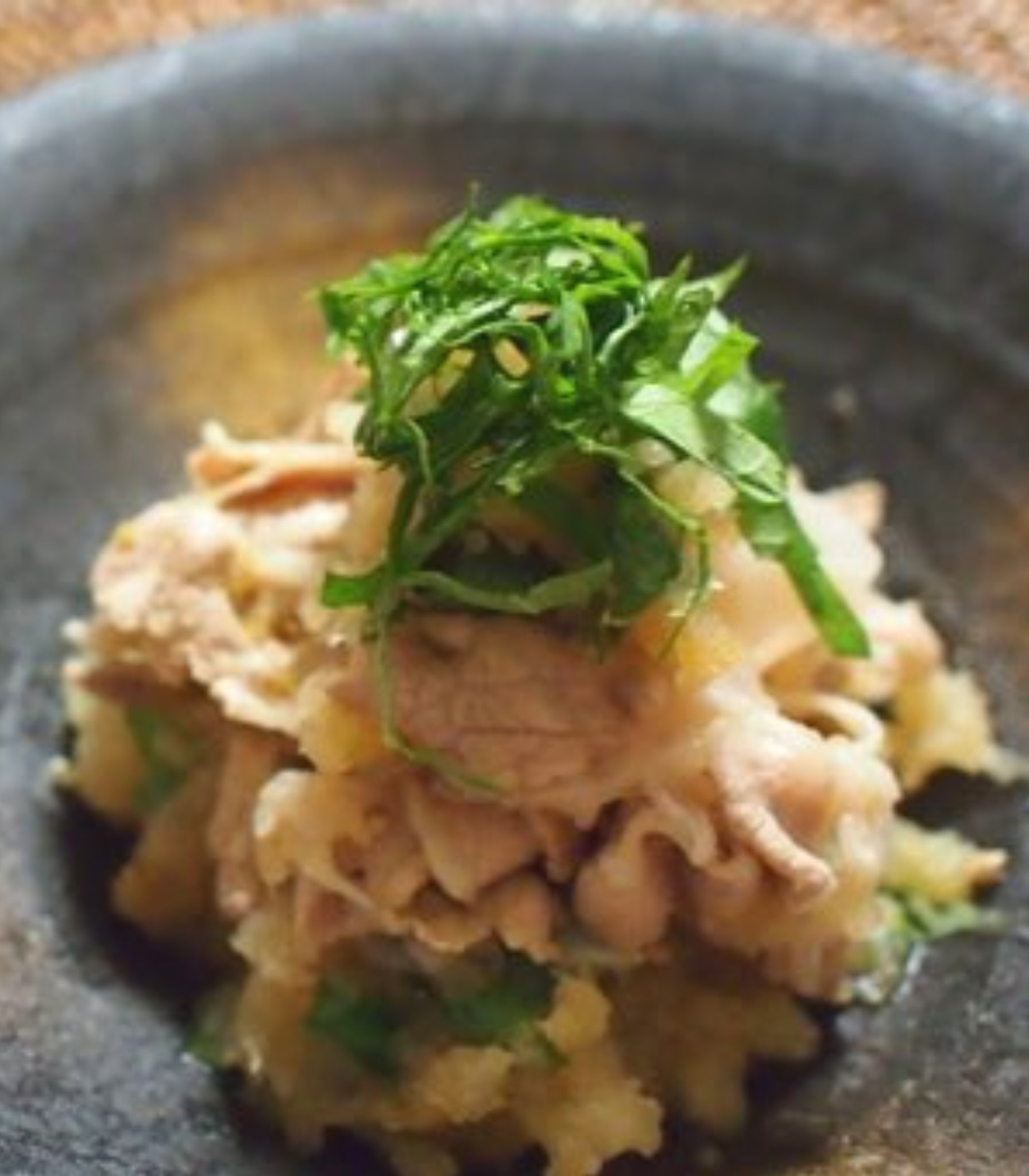 お酒ならkurand 簡単レシピ 茹で豚おろしポン酢 豚肉 ロースorバラ 150g ほど を軽く茹で 水分を切った 大根おろし 小さめ大根半分ほど と5ミリ角に切った大葉 1束 と一緒にボウルに入れて 柚子胡椒 小匙1 を溶いたポン酢 大匙3 で和えるだけ