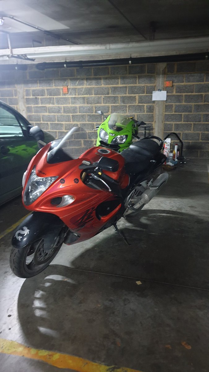 BikeKillerBe's tweet photo. EN***** DE VOISIN QUI BOUGE TA MOTO !!! je pete les dents a qui ? 

Je retrouve la moto comme sur la 1ere photo alors que c'est comme sur la 2eme que je les range https://t.co/EQu8gOpgIG