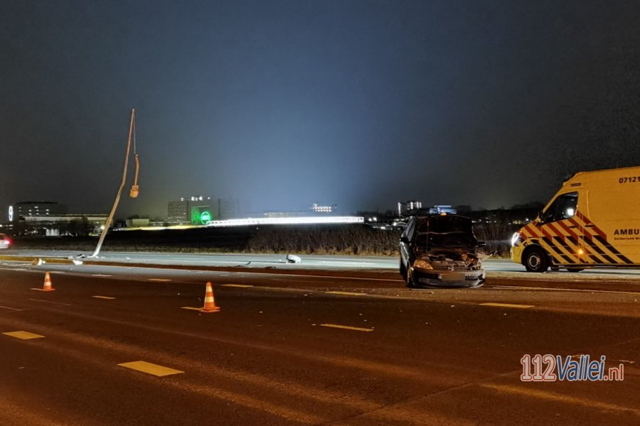 Automobilist bekneld in zijn voertuig na frontale aanrijding met lichtmast in #Wageningen. 112Vallei.