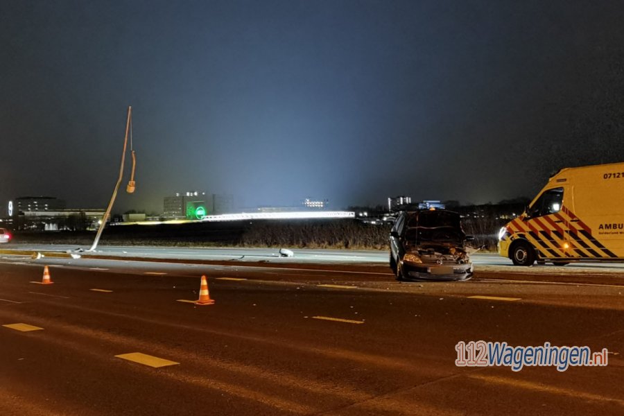 Automobilist bekneld in zijn voertuig na frontale aanrijding met lichtmast in #Wageningen. 112Wageningen.