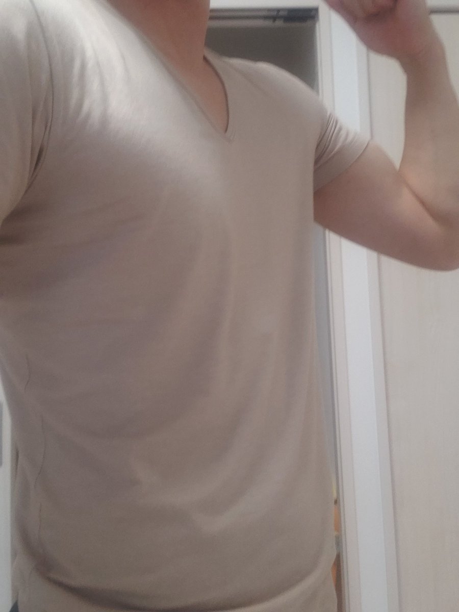 ジムに通わずカッコいい身体を維持したい 自分的には 服を脱がなくても 筋肉あることがアピールできるのが理想 ベージュ色ヒートテックtシャツの上からパシャリ 筋トレ好きと繋がりたい 筋トレ ジムに通わずカッコいい身体を維持したい 自分的には 服を脱がなくても 筋肉あることがアピールできるのが理想 ベージュ色ヒートテックtシャツの上からパシャリ 筋トレ好きと繋がりたい 筋トレ