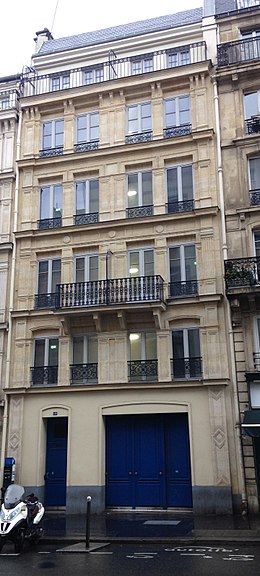 "𝟐𝟎𝟏𝟑, 𝐏𝐚𝐫𝐢𝐬 . Un immeuble traditionnel du 10e arr. fait parler de lui. Mais que se passe-t-il ? A priori, rien d’anormal. Au 145, rue La Fayette, cet immeuble en pierre est semblable à tous les autres. À quelques détails près..."

<a href="/Artips_fr/">Artips 🦋</a> 🔎 artips-factory.webflow.io/anecdotes/mass…
