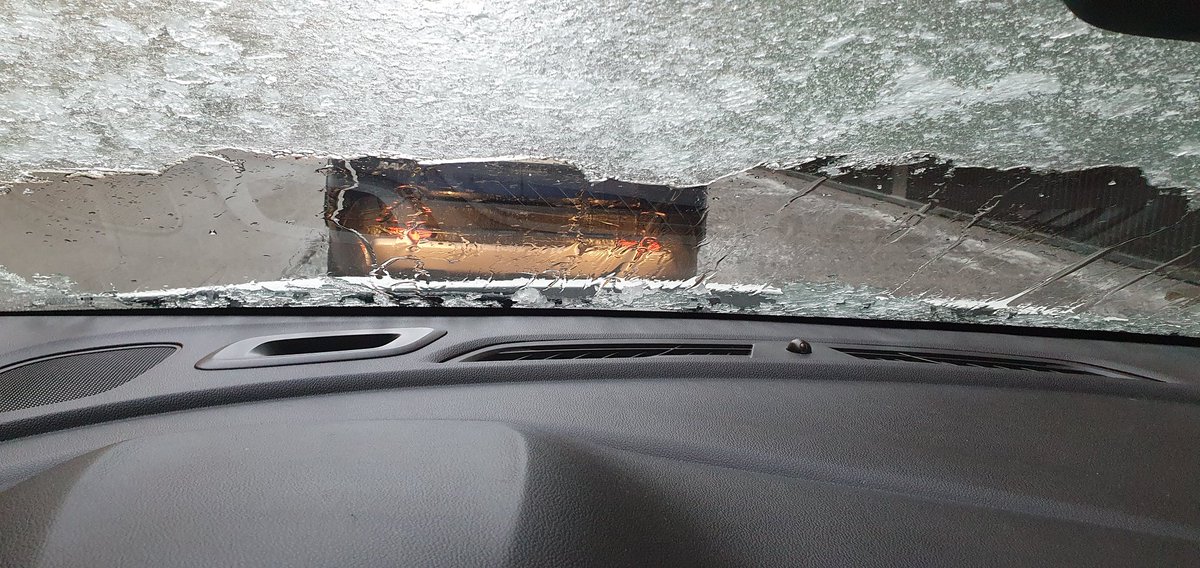 Kun kuvittelit liukkaista keleistä huolimatta heilahtavasi autolla nopeasti töihin, niin tosiaan kuvittelit. Etuikkuna muistutti Iittalan Huurrelasia, jota piti sulatella reilut 15min. ennen kuin jääskrapa päätti lähes suoriutua sille osoitetusta tehtävästä...😆 #Huurrelasi