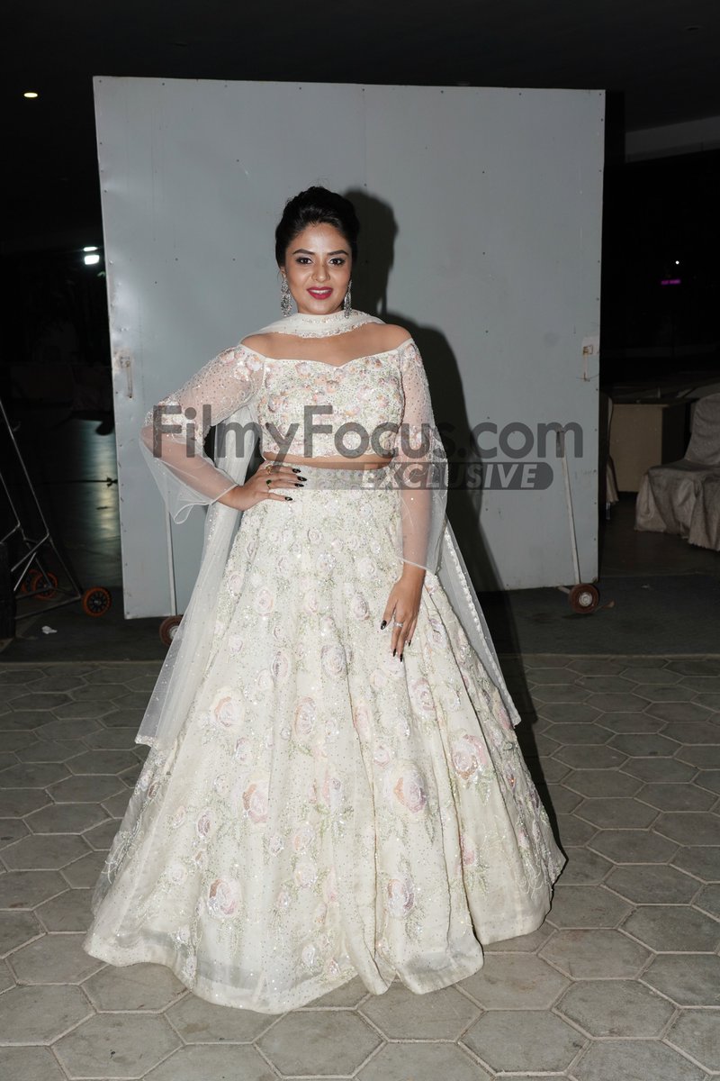 FilmyFocus's tweet photo. Gorgeous #SreeMukhi at the Grand Pre Release Event of #๐๐ต๐ฒ๐ฐ๐ธ๏ธ๏ธโ๏ธ
#PriyaPrakashVarrier @actor_nithiin @MukhiSree @Rakulpreet @yeletics @kalyanimalik31 @BhavyaCreations #CheckPreReleaseEvent #CheckOnFeb26th https://t.co/K7JFDiG2xO