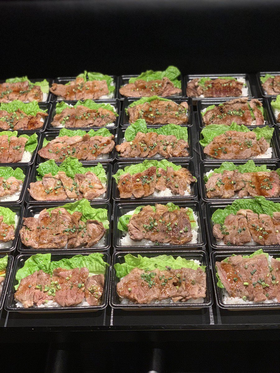 JTadanori's tweet photo. サーロインステーキ丼食べませんか？😍
まだありますが明日なくなり次第終了です💦
600食用意したのにもう500食くらい出ております❣️ https://t.co/UXoCOsMGyC