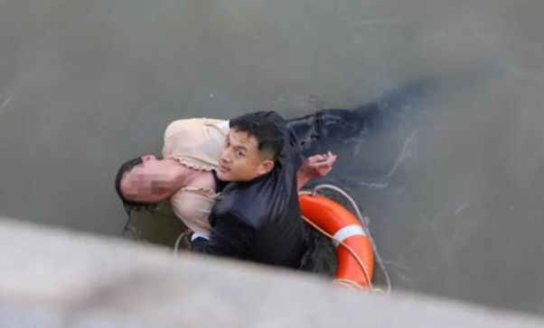 globaltimesnews's tweet photo. Armed police officers in #Shanghai rescued a woman from committing suicide on the #Bund on Sunday. One of the officers jumped into #HuangpuRiver after receiving an alert and saved the woman within five minutes: reports https://t.co/xcFxftEW4u