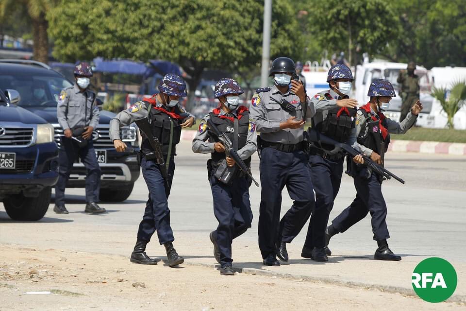 NandarKyawt's tweet photo. In Naypyidaw, dictators are trying to intimidate and arrest peaceful protesters.
#WhatsHappeninglnMyanmar 
#20febcoup https://t.co/I0WNULVwWX