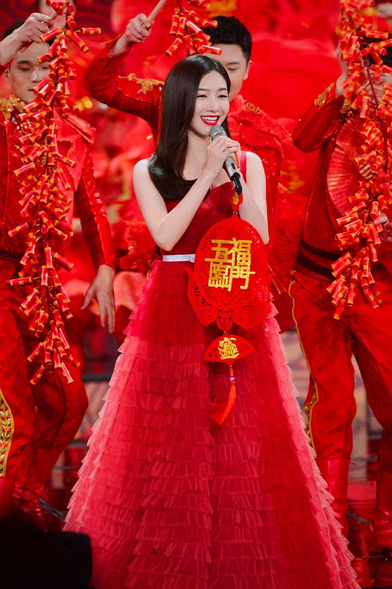 iChinacoin's tweet photo. 南抄县太搞笑了吧，中国人江疏影，被
#southiefKorea 改成了韩国人姜素英，请韩国人要点脸，不是啥啥都是你们韩国的。图一是中国人江疏影，妥妥的中国美女
#Culturalappropriation #Culturevulture #Plagiarism #Korea_copycat #韓国歴史歪曲 #韓国起源説 #韩国创世论  #China #Korea #한국 #韓国 https://t.co/mC698Q9NOZ