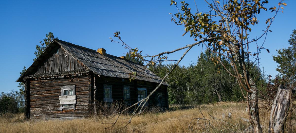 Заброшенные деревни в беларуси. Заброшенные деревни Беларуси. Заброшенная деревня Шкавырна. Ветхий домик. Брошенный деревенский дом.