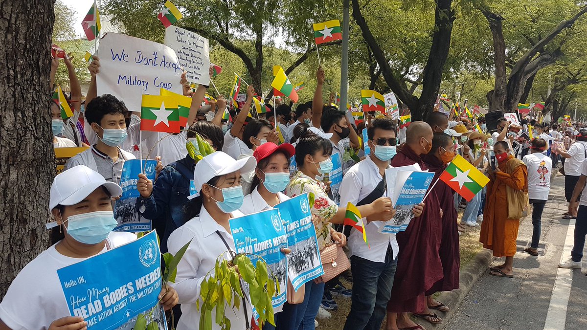 MayWongST's tweet photo. About 1,300 #Myanmar #migrant workers infront of #UN in #Bangkok asking global community to not turn blind eye to #WhatsHappeningInMyanmar. Told me they've taken day off to mark this significant day together with their countrymen in Myanmar. #Thai police just standing by for now https://t.co/fMalUS7xzE