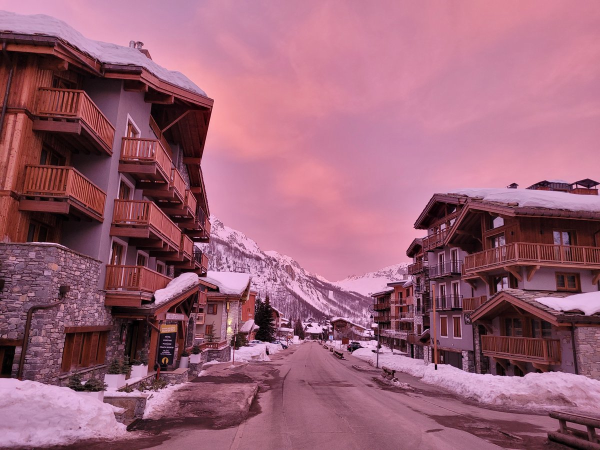 radiovaldisere's tweet photo. #valdisere : Ciel rose orangé magnifique au réveil, signe d'une dégradation  nuageuse en cours de journée.
(Photo non retouchée) https://t.co/NhV0RMITSf