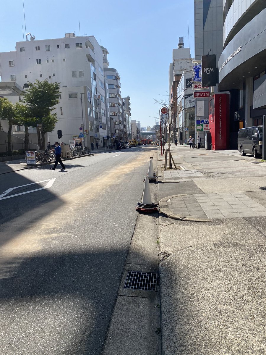 killerquena's tweet photo. ロフト横のプリンセス通り〜久屋大通
封鎖中、車両が油撒き散らしながら走行したのかな？ https://t.co/TOKhBq1QrY