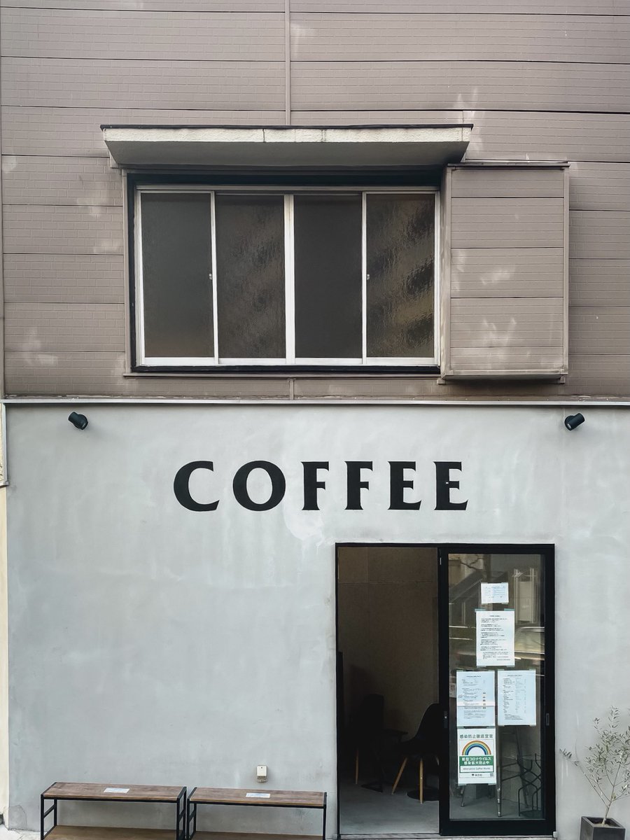 mapooo_t's tweet photo. 【#東京カフェ ☕️】
#alternativecoffeeworks
大久保駅から徒歩8分くらい。コーヒーが美味しくて感動🍂お店の外観が可愛いんやけど、夕方からはライトがついてなお可愛い。小さめのサイドテーブルやから作業できる感じではないかな。店内は静かで本を読むのにぴったり!
#北新宿カフェ #大久保カフェ https://t.co/KP40NZyMpD