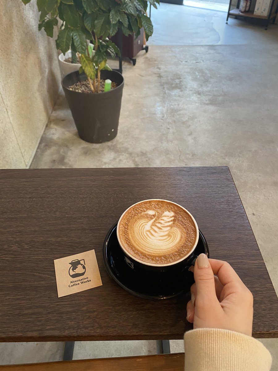 mapooo_t's tweet photo. 【#東京カフェ ☕️】
#alternativecoffeeworks
大久保駅から徒歩8分くらい。コーヒーが美味しくて感動🍂お店の外観が可愛いんやけど、夕方からはライトがついてなお可愛い。小さめのサイドテーブルやから作業できる感じではないかな。店内は静かで本を読むのにぴったり!
#北新宿カフェ #大久保カフェ https://t.co/KP40NZyMpD