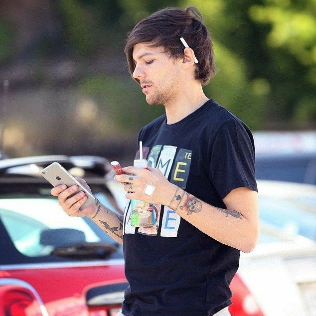 comforthouis's tweet image. Louis e Harry são #ForaKarolConka